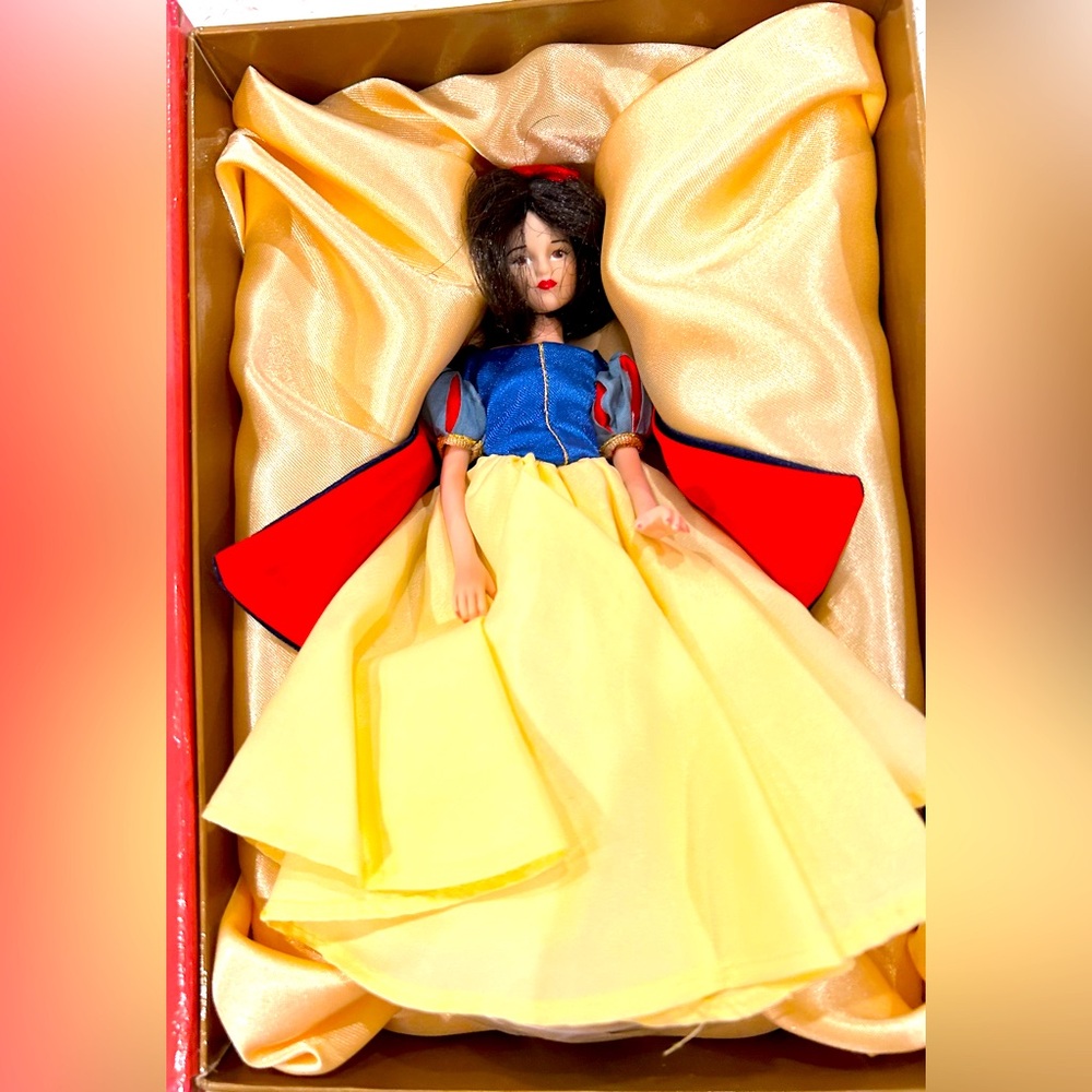 Vintage 1998 Disney Porcelain Snow White Doll LL Knickerboker Limited Edition